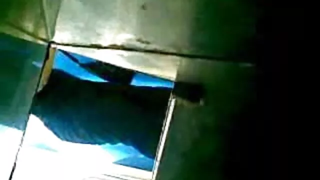 Une jeune fille allemande avec des tatouages. un chaton sert une foule maman et sa fille xxx d'adultes à une orgie.