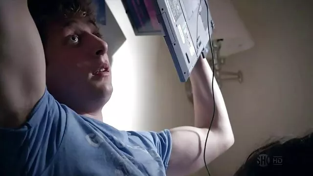 Jolie jeune brune obtient sex maman xxx sexe cool avec une imitation à la caméra.