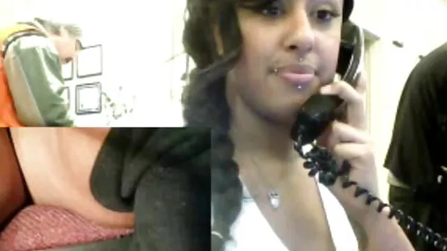 La salope maman fille xxx russe est frite avec une double pénétration dans un appartement confortable.