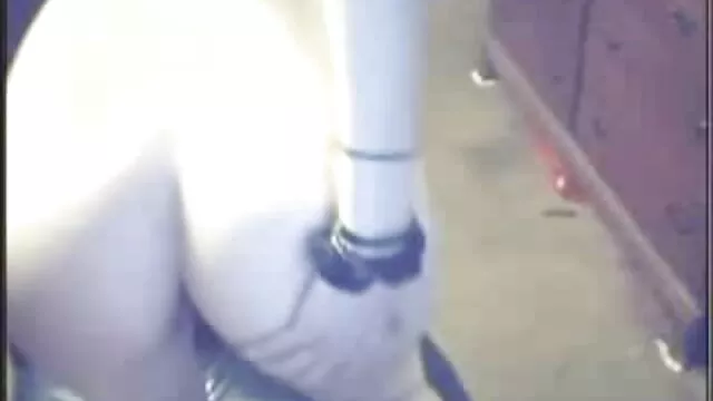 Masturbation dans la salle de bain pendant que le mari baise la femme de porno chien avec une femme ménage au lit.