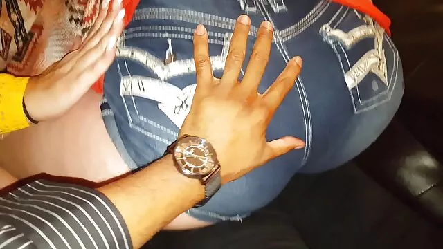 Acheteurs jeune exemple le vendeur à porno pour une fille payer les achats de son