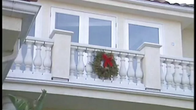 Relation lesbienne entre deux jeunes copines blonde salope xxx et L. et lécher les mamelons