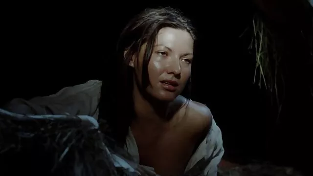 Un mec romantique écrase le vagin d'une génisse sur fille sex xxx des pétales de rose.