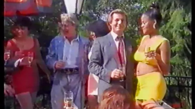 Blond Trentenaire filme porno fille à être seau dans deux trous à la même temps dans gangbang