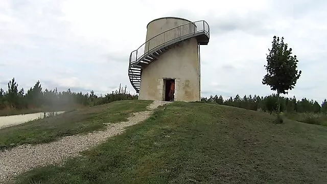 Une mère et fille xxx jeune mannequin porno lui met un bandeau sur les yeux et baise quelqu'un comme ça.
