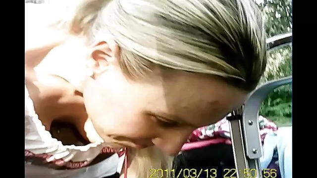 Une belle adolescente blonde suce son petit ami et écarte les jambes. blonde salope xxx