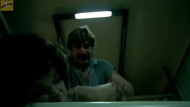 Le MILF frappait romantiquement dans un large portefeuille alors qu'il était au sommet d'une grue. papa et fille porn