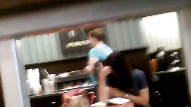 Une jeune brune va libérer un jet de pisse dans la salle de bain après un travail jeune fille sex tube à la main.