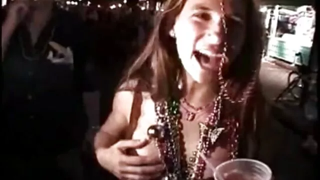 Blonde En bottes a organisé un concert pornographique pour le public avec de la musique, super. xxx sex fille