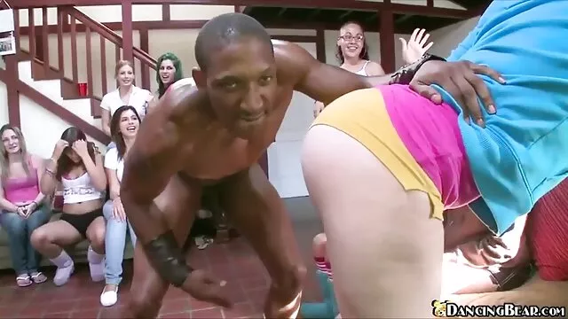 Milfs blancs pour strip-teaseuse sérieuse en lingerie choquante. porno pour une fille