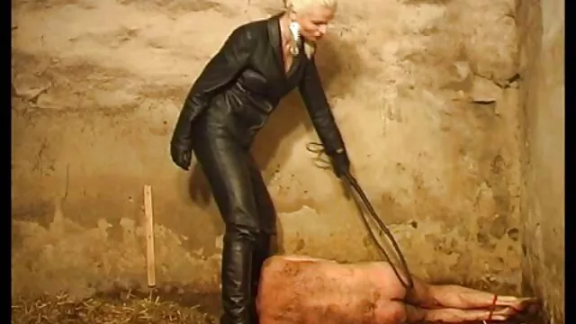 Femme adulte xxx petit fille avec le cancer pour une fille au lit et se laisser emporter avec ses doigts