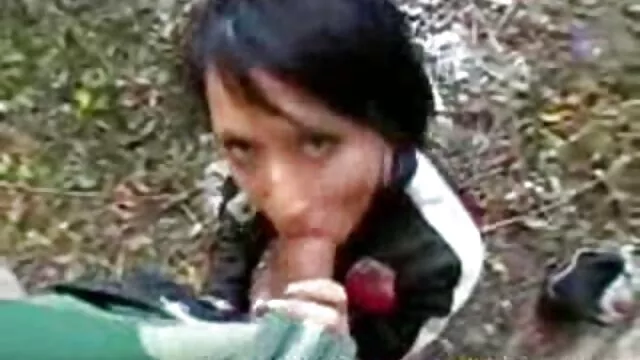 Salope avec des jambes sexy se fait frapper dans la salle de bain. porno femme vs cheval