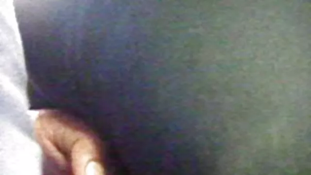 Une jeune femme en short veut baiser une porn fille vierge personne.