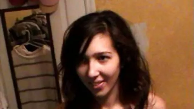 Une salope blanche prend deux bites noires dans le cul en même temps jeune fille de 18 ans xxx dans un gang bang brutal.