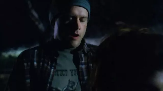 Mec maigre baise un tas de bites noires mere fils porn affamées dans un gangbang.