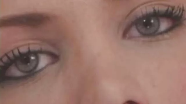 Le mari et la femme se déshabillent petite amie adulte et baisent porno il viole sa fille en toute confiance.