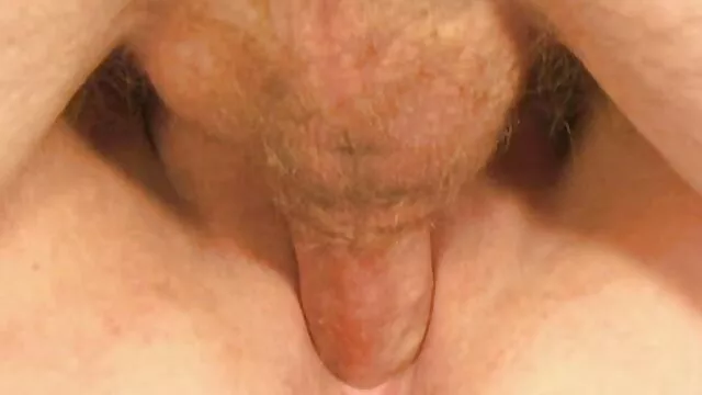 La femme excitée angelina jolie pornographie s'approche de son mari et lui offre un bon tour.