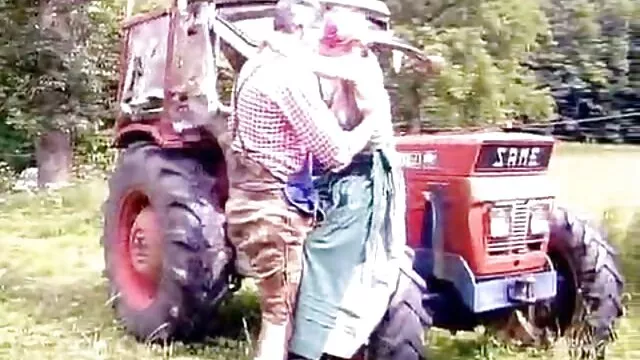 La porno une femme avec un cheval chienne de soeur avec un homme sur le banc de la cuisine.
