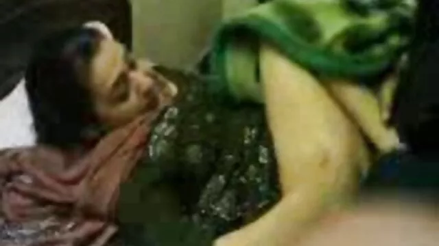 Déprimé fille fille mouille porn invite gars à rester