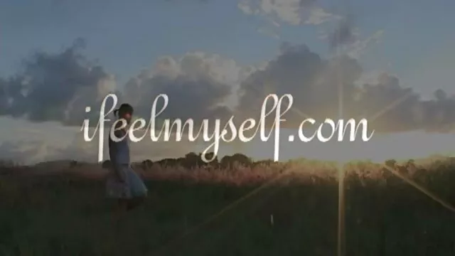 Une porno maman avec sa fille femme adulte suce la bite de son mari et se poignarde rapidement dans son vagin.