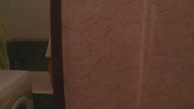 Une pere fille xxx brune adulte a invité son amant à coucher avec lui.