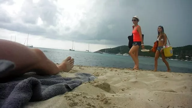 La sex fille hd chienne créative baise sa chatte en position de cowgirl.