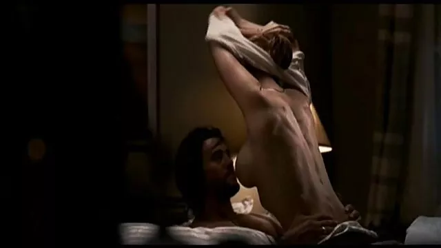 La belle jeune fille canon porno star du porno fait un grand nettoyage du visage avec du sperme.