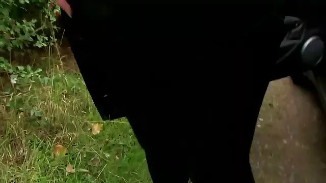 De beaux films porno pour adultes détruisent le phallus d'un homme noir avec sa chatte et son cul. fille sex xxx