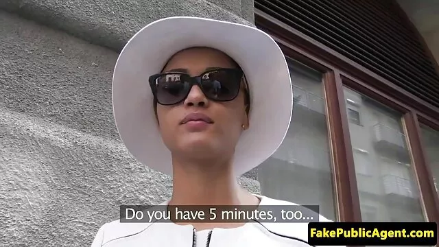 Un garçon sans vergogne baise une fille innocente sur une fille en maillot de bain xxx caméra vidéo.