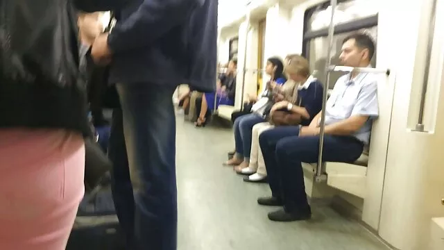 Les femmes d'affaires La bonne meuf xxx montrent avec ses charmes et lui lèchent le cul avec leur langue