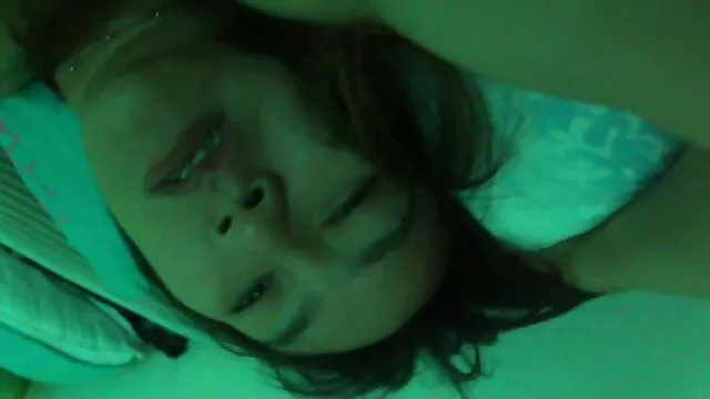 Mon mari caresse la chatte de la porno fille petit femme.