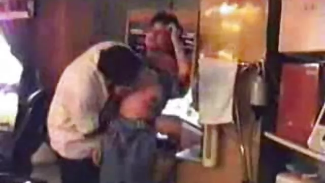 Une jeune fille russe est prête à faire des trous. ado mince nue