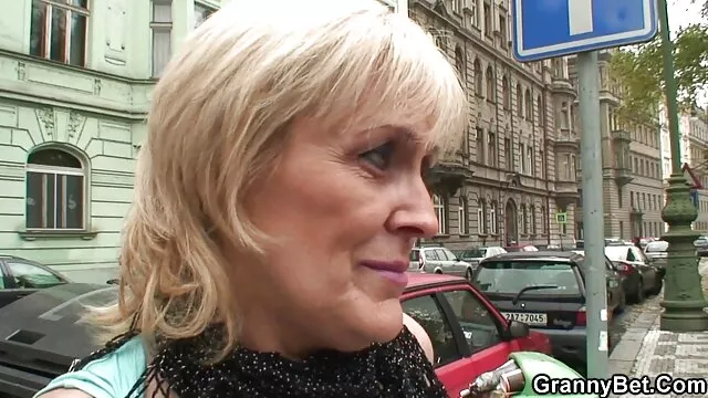 Une belle femme qui papa et fille porn porte de la lingerie sexy et se masturbe à bout portant.