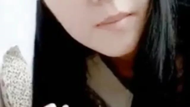 Un porno garcon fille garçon qui convainc un jeune étudiant d'avoir du sexe pour caresser sa bite.