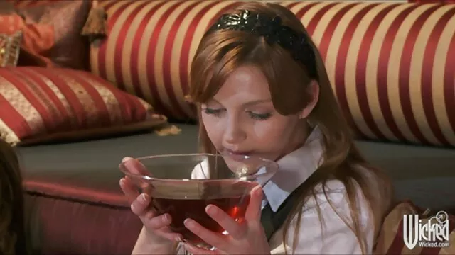 Homme pénis à se sentir à l'aise dans la bouche d'une dépravée et adulte blonde porono fille