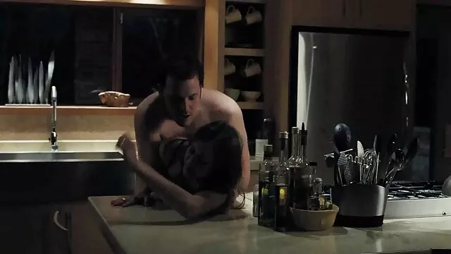 Une bite xxn jeune fille d'un homme comme un expert, branlette d'une femme adulte.