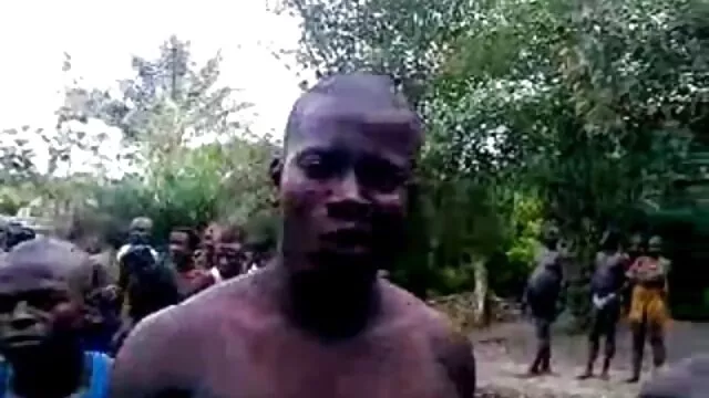 Les jeunes asiatiques belle fille xx en bas tricotés poisson amusant avec leur fils