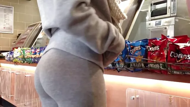 Les jeunes étudiants sont devenus porno papa avec sa fille une salope anale insatiable.