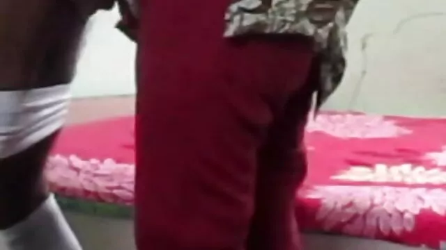 Les filles fille 18 xxx de 18 ans tirent une bite dure sur la caméra.