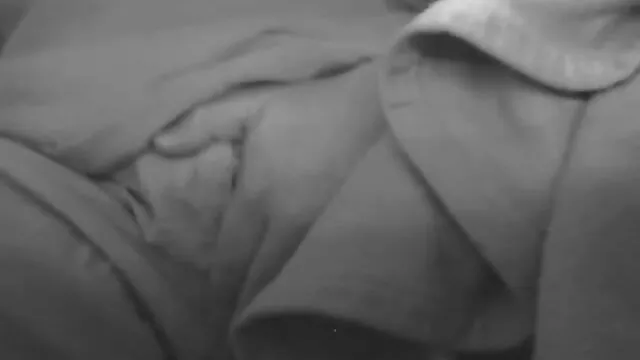 Une belle bite blonde qui est encore plus profonde papa et maman xxx dans sa chatte.