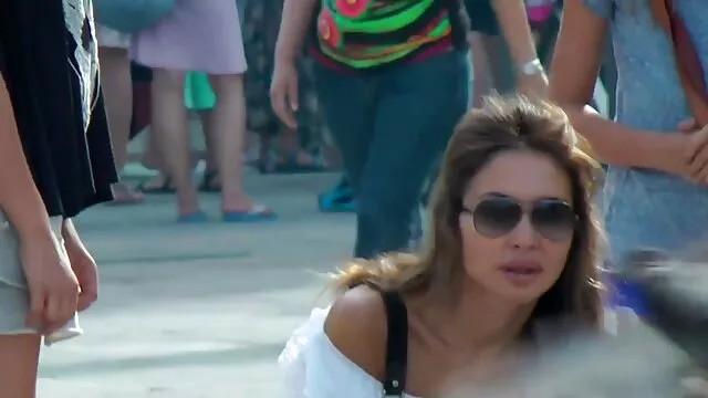 Douce vieille fille x gratuit grand-mère trompe son mari avec le jardinier noir.