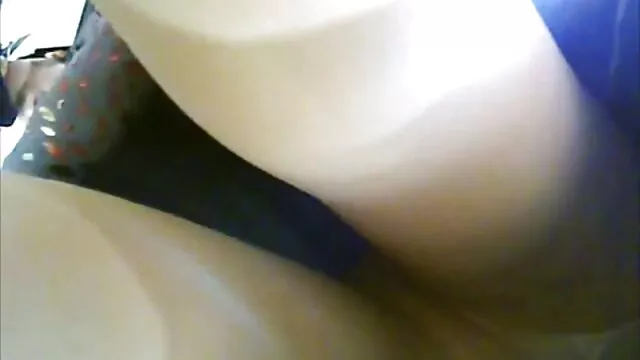 L'homme a habilement étiré la chatte d'une femme adulte avec ses doigts et l'a baisé. sa fille porno