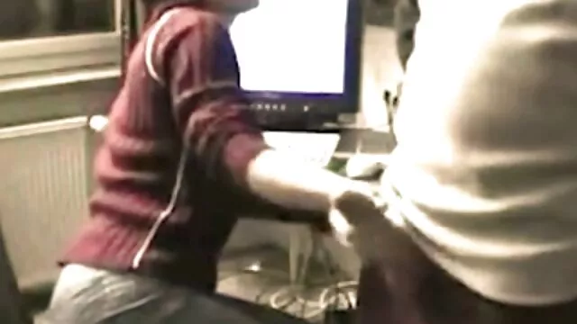 Une salope adulte aux longues jambes en bas a amené un homme à porno fille cheval la baiser à la maison.